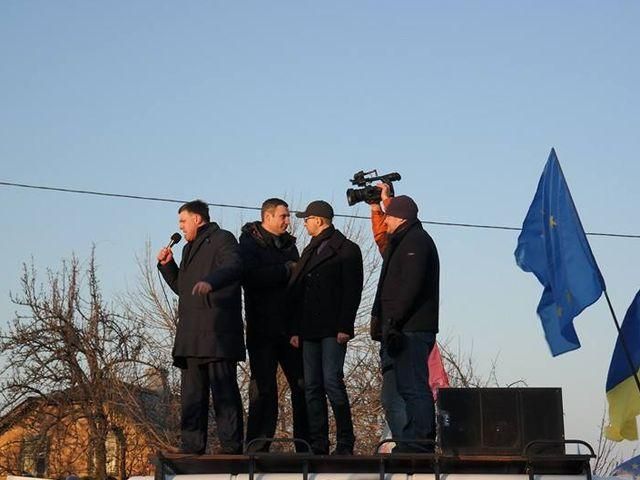 Лидеры оппозиции приехали в Межигорье и пообещали привести миллионы