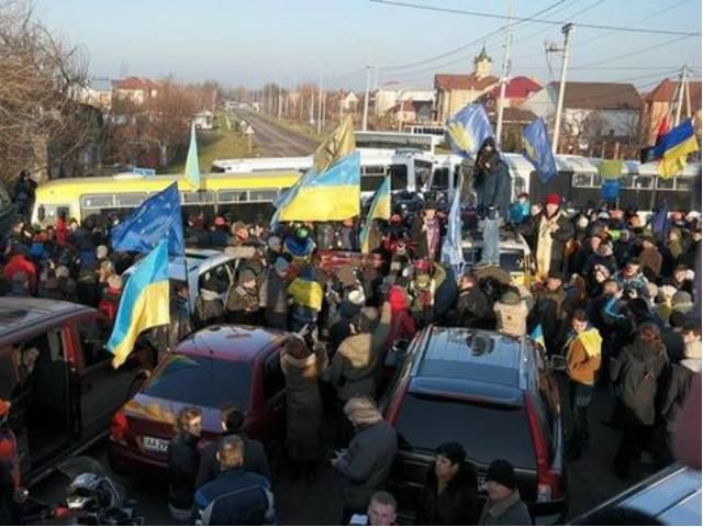 Автомайдан: около 500 автомобилей преодолели два блокпоста правоохранителей Автомайдан: около 500 автомобилей преодолели два блокпоста правоохранителей