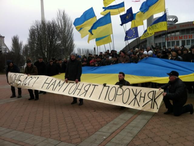 Євромайдан у Донецьку закидали яйцями (Фото) - 29 декабря 2013 - Телеканал новин 24 Євромайдан у Донецьку закидали яйцями (Фото) - 29 декабря 2013 - Телеканал новин 24
