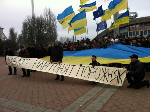 Євромайдан у Донецьку закидали яйцями (Фото) - 29 декабря 2013 - Телеканал новин 24