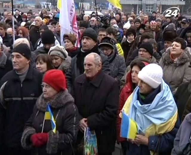 У Запоріжжі на Євромайдані зібралися близько 2 тисяч людей У Запоріжжі на Євромайдані зібралися близько 2 тисяч людей