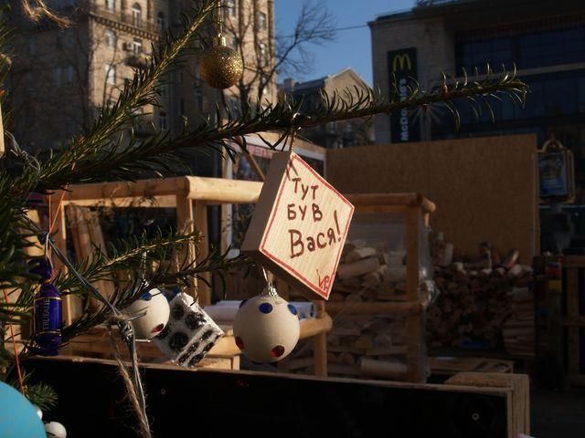 Евромайдан готовится к праздникам: здесь появилась художественная баррикада (Фото)