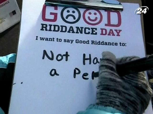 У Нью-Йорку активісти викинули у смітник листівки зі сумними спогадами У Нью-Йорку активісти викинули у смітник листівки зі сумними спогадами