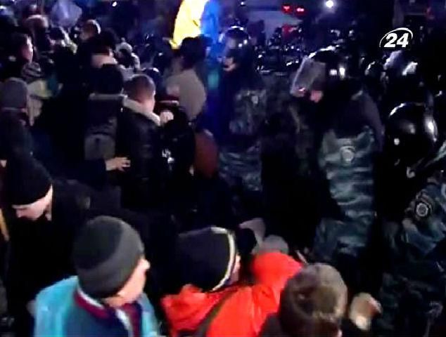 Сегодня исполняется месяц после "кровавого" разгона Евромайдана Сегодня исполняется месяц после "кровавого" разгона Евромайдана