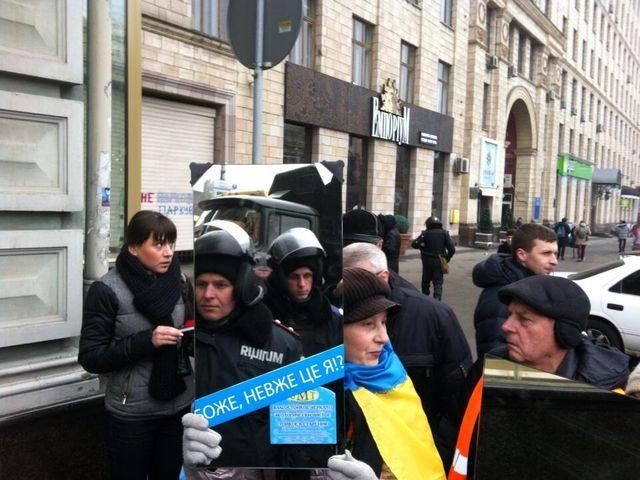 Жінки Євромайдану прийшли до міліціі з дзеркалами (Фото) - 30 грудня 2013 - Телеканал новин 24