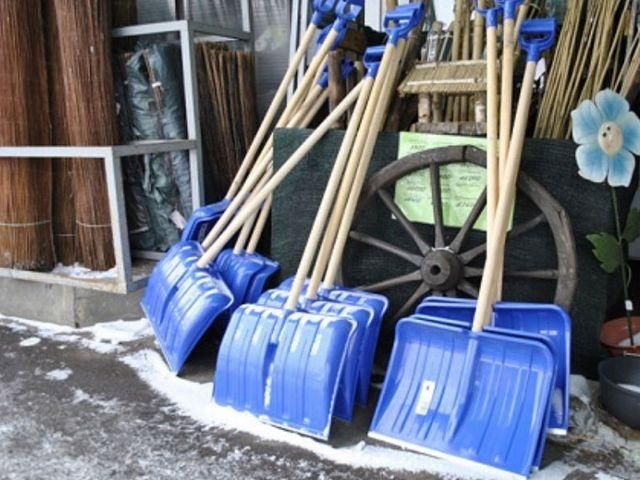 Рятувальникам накупили дорогих лопат на 8,5 мільйонів Рятувальникам накупили дорогих лопат на 8,5 мільйонів