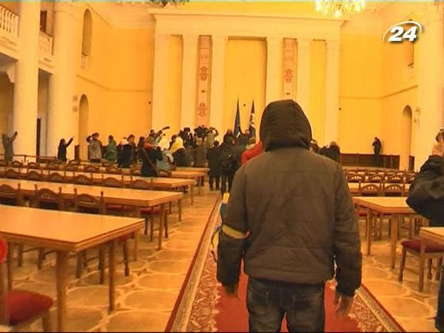 За захоплення установ - тюрма до 10 років, Янукович підписав закон За захоплення установ - тюрма до 10 років, Янукович підписав закон