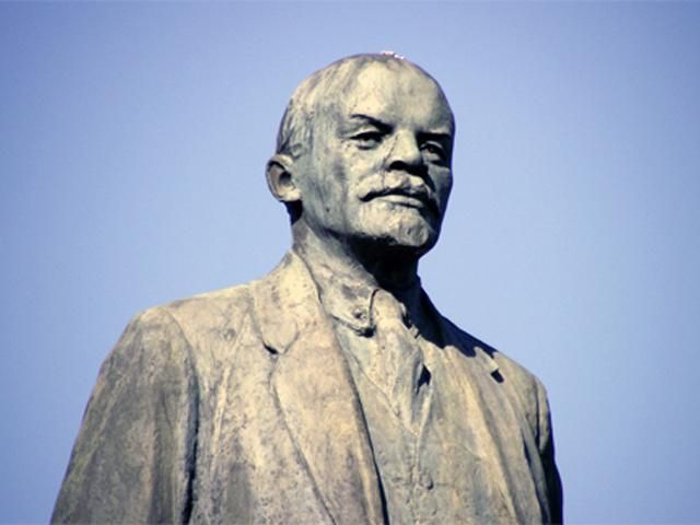 На Черкасщине сбросили памятник Ленину