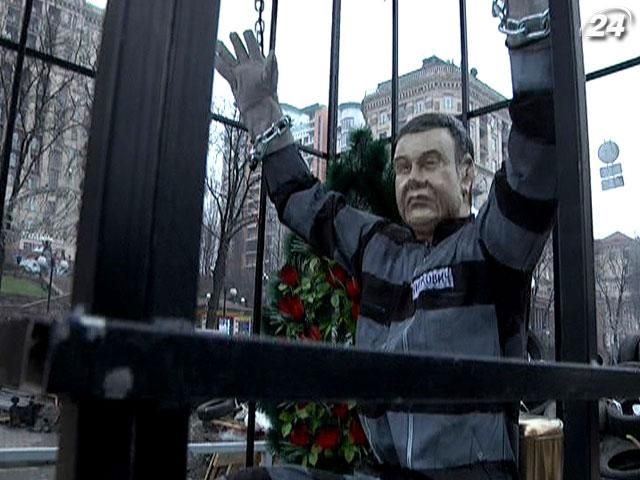 Біля барикади Євромайдану встановили ґрати й суддівську президію Біля барикади Євромайдану встановили ґрати й суддівську президію