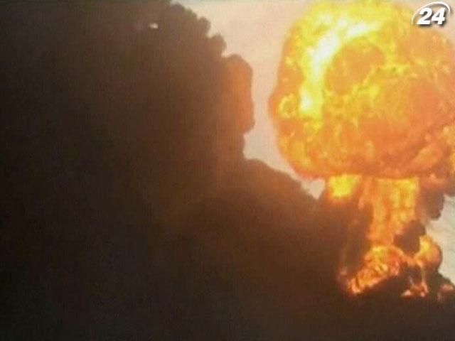 В США поезд с нефтью сошел с рельсов и загорелся В США поезд с нефтью сошел с рельсов и загорелся