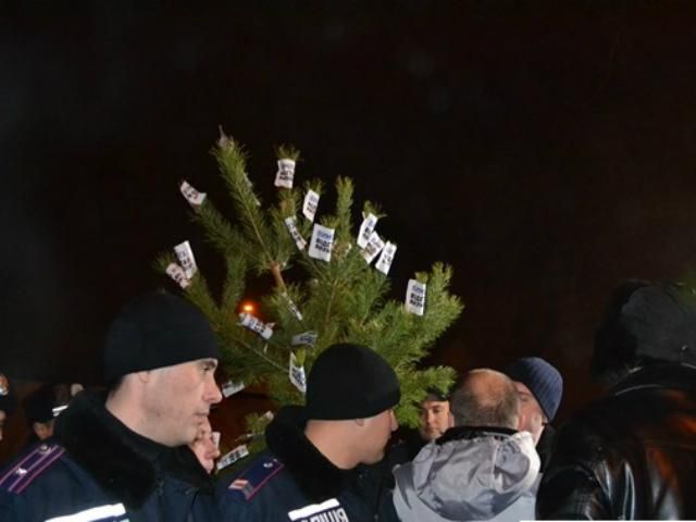 Черкаські активісти принесли голові облдержадміністрації "йолку" (Фото) 