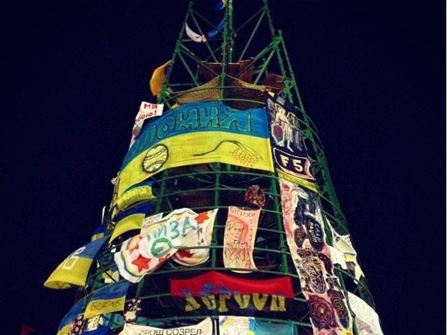 На Евромайдане с самого утра занимают место для празднования Нового года На Евромайдане с самого утра занимают место для празднования Нового года