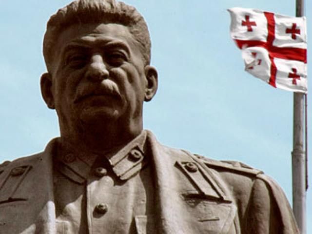 У Грузії знесли пам'ятник Сталіну 
