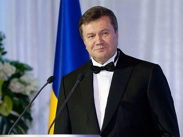 Елку для поздравления Януковича украсили цветами флага Украины