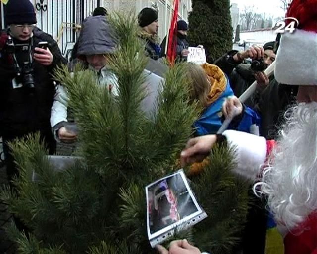 Ахметову принесли елку, украшенную фотографиями пострадавших активистов