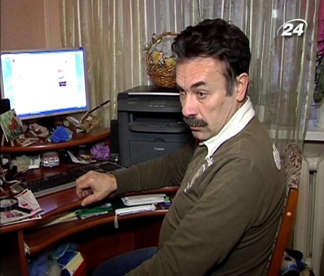 В Херсоне евромайдаовцу побили окна. Активист говорит - его запугивают В Херсоне евромайдаовцу побили окна. Активист говорит - его запугивают