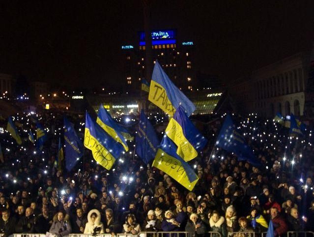 Евромайдан готовится встречать Новый год: собралось уже около 20 тысяч человек Евромайдан готовится встречать Новый год: собралось уже около 20 тысяч человек