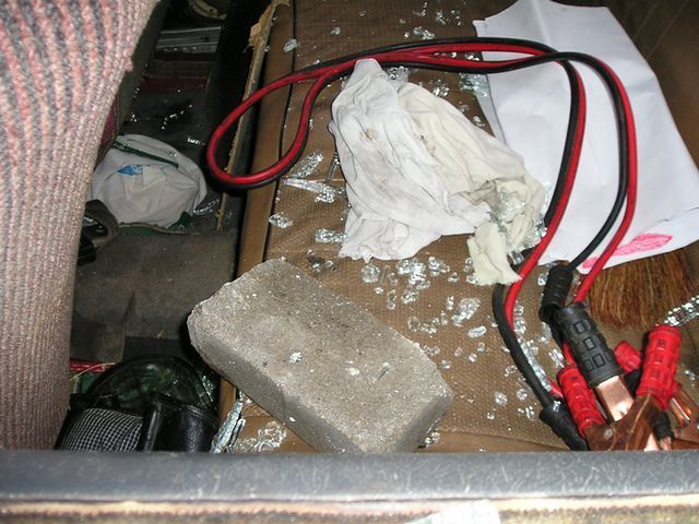 В Донецке разбили автомобиль активистки Евромайдана В Донецке разбили автомобиль активистки Евромайдана