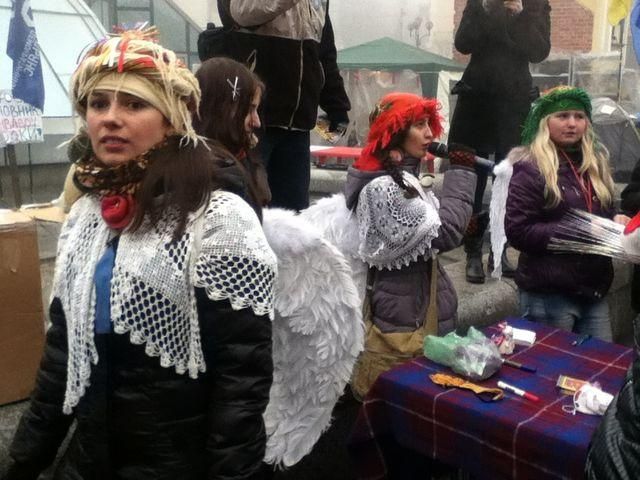 Евромайдановцы анонимно обменялись новогодними поздравлениями (Фото)