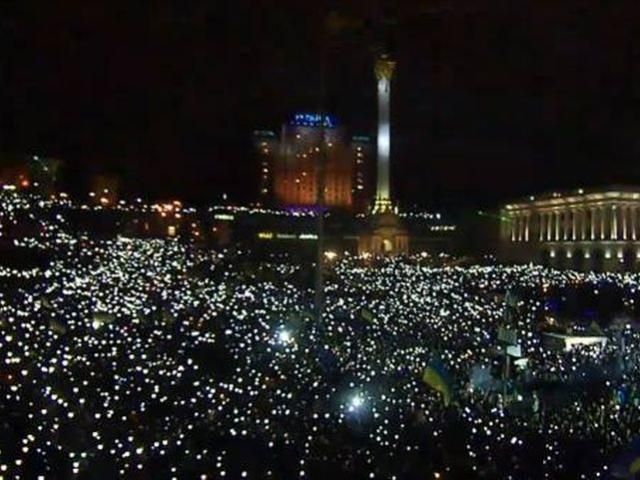 У Києві усім Майданом Незалежності заспівали Гімн України (Відео)