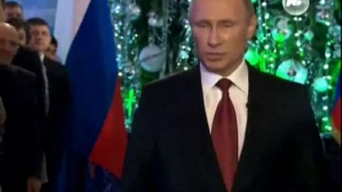 В России на экранах появились две версии новогоднего обращения Путина