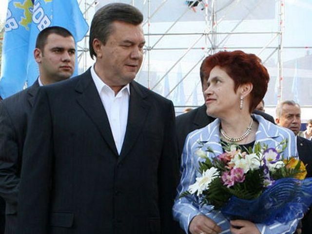Людмилі Янукович побажали, щоб її чоловік вийшов на пенсію і повернувся додому 
