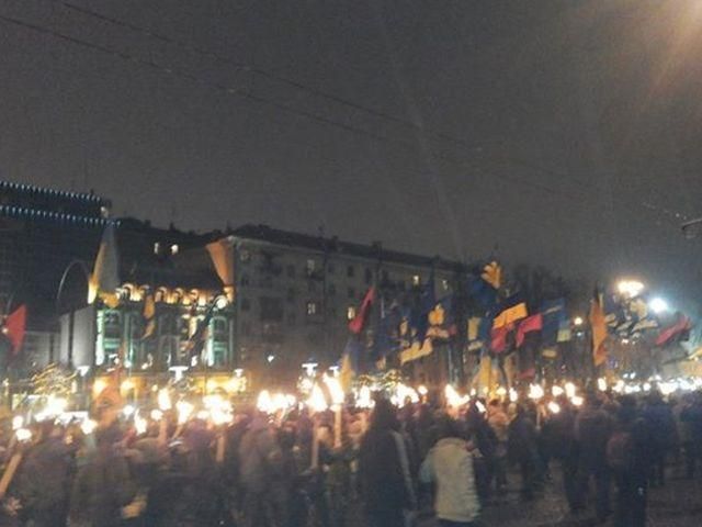 У Києві на честь Бандери влаштували ходу зі смолоскипами (Фото)