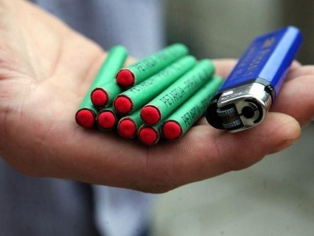 Во Львове самодельная петарда оторвала подростку пять пальцев Во Львове самодельная петарда оторвала подростку пять пальцев