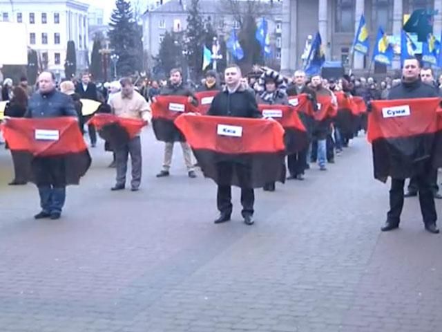 Тернопіль подарує освячені червоно-чорні прапори всім обласним центрам