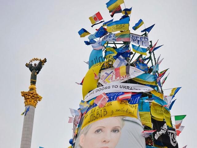 З “йолки” 5 годин знімали хлопця, який хотів спалити прапор Партії регіонів З “йолки” 5 годин знімали хлопця, який хотів спалити прапор Партії регіонів