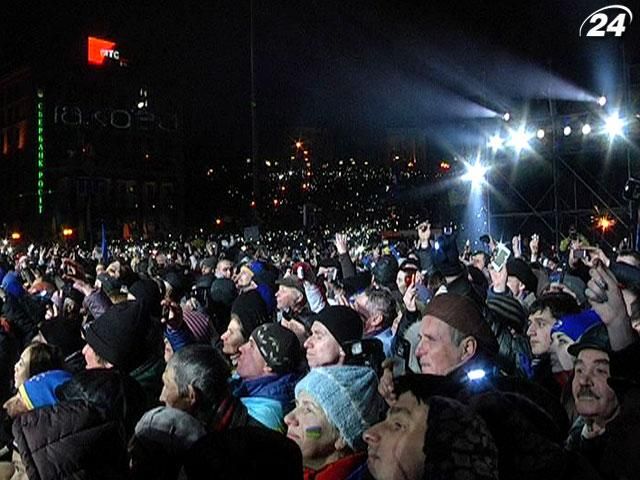 На Майдане одновременно пели гимн 200 тысяч человек, - оппозиция