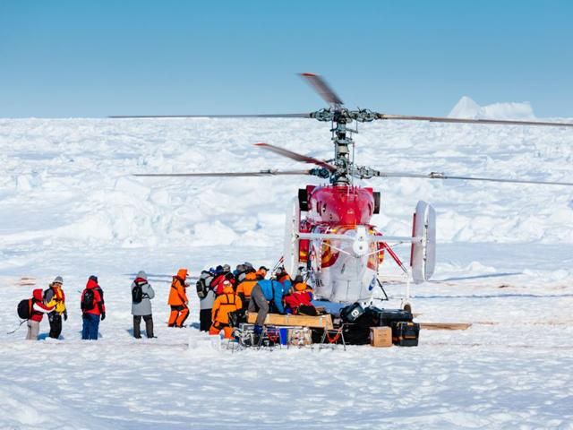 Более 50 человек спасли с судна, которое неделю назад застряло в кризисе в Антарктиде
