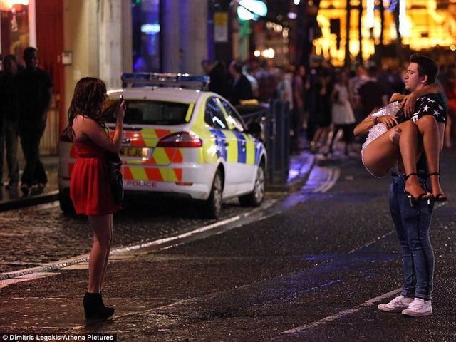 П'яні британці "феєрично" відсвяткували Новий рік (Фото) П'яні британці "феєрично" відсвяткували Новий рік (Фото)