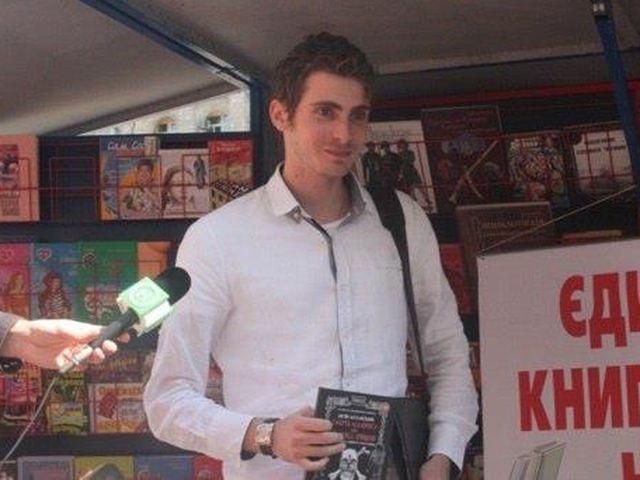 Біля дверей квартири євромайданівця повісили мертвого собаку Біля дверей квартири євромайданівця повісили мертвого собаку