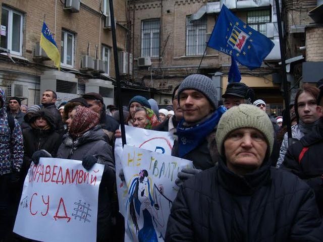 Сотня людей возле суда требовала отпустить активиста Притуленко (Фото)