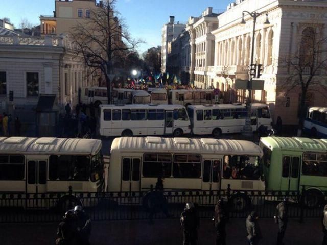 Опозиціонери вимагають від міліції розблокувати деякі вулиці в центрі Києва 