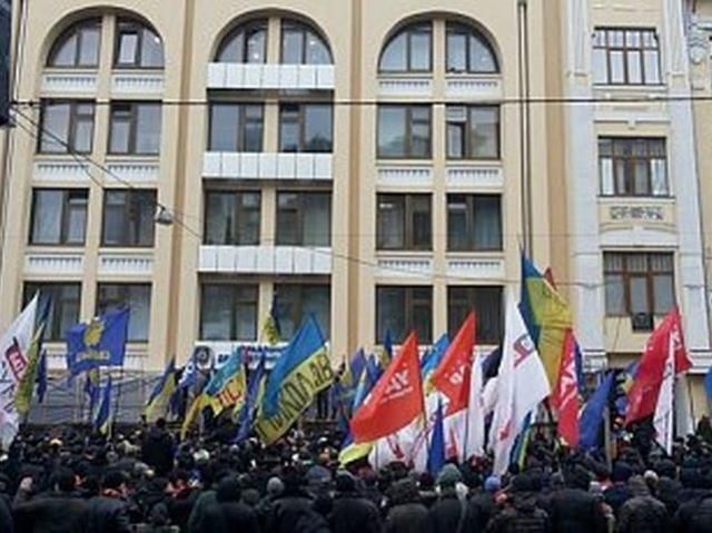 У Києві більше тисячі євромайданівців пікетують управління ДАІ  - 3 січня 2014 - Телеканал новин 24