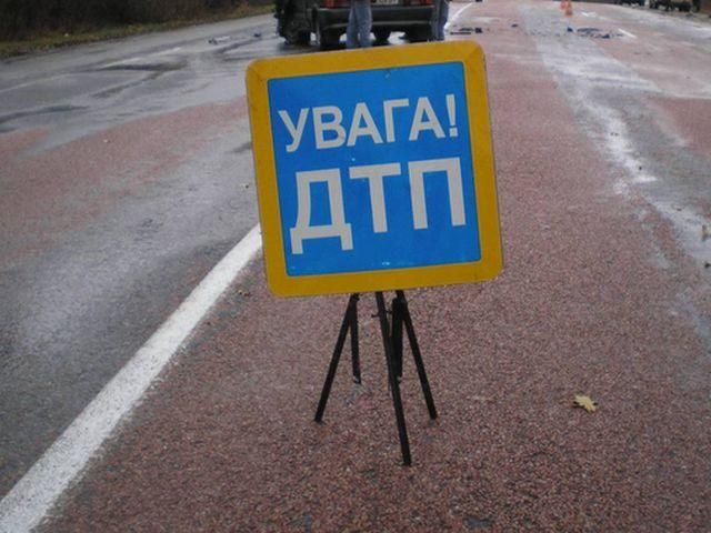 Під Харковом зіткнулись позашляховик і автобус: одна жертва, троє поранених Під Харковом зіткнулись позашляховик і автобус: одна жертва, троє поранених