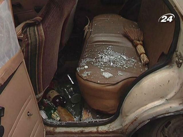 Євроактивістці з Донецька розтрощили авто Євроактивістці з Донецька розтрощили авто