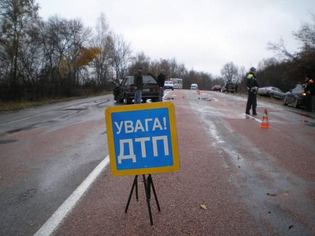 На Черкащині внаслідок зіткнення авто з деревом загинули 4 людини