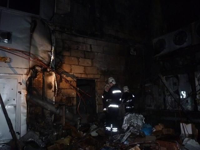 У Рівному горів торговий центр (Фото) У Рівному горів торговий центр (Фото)