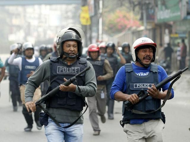На выборах в Бангладеш жгут участки и убивают людей