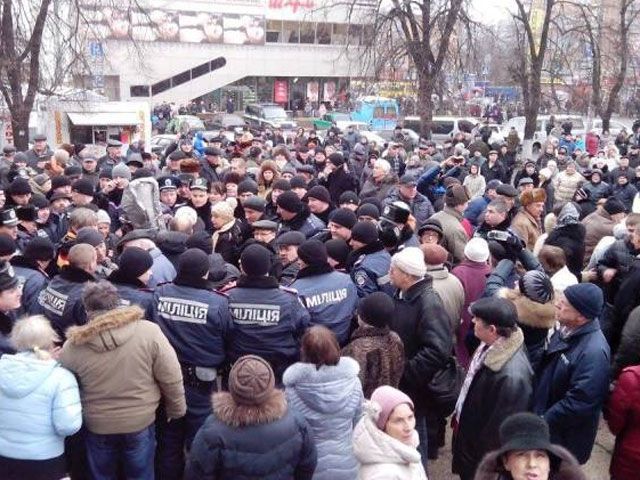 У Черкасах міліція зламала проектор, яким показували фільм про Межигір’я