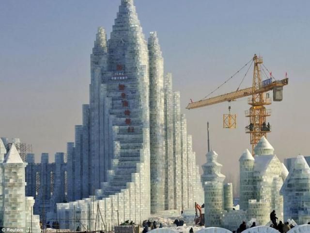 10 тисяч робочих створювали крижану вежу у Китаї