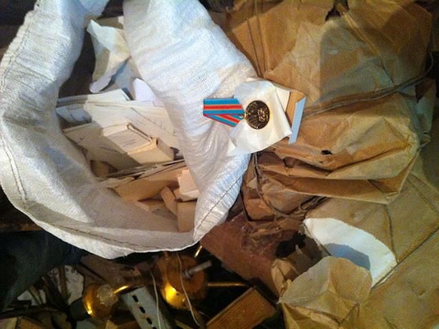 У КМДА невідомі розкидали медалі (Фото) У КМДА невідомі розкидали медалі (Фото)