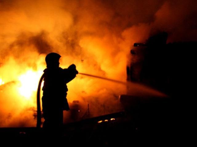 На Закарпатье всю ночь тушили пожар на складе