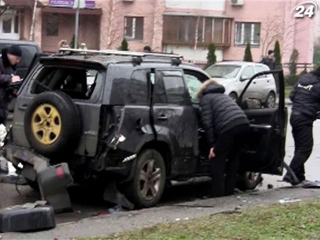 У Києві вибухнув позашляховик