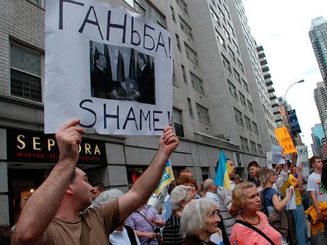 В аеропортах “регіоналів” буде зустрічати “Ганьба!”, - діаспора В аеропортах “регіоналів” буде зустрічати “Ганьба!”, - діаспора