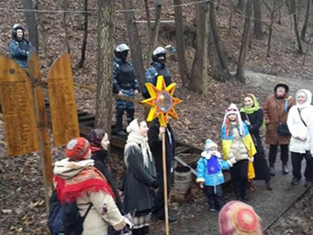 Беркутівці агресивно зустріли прочан під Межигір’ям (Фото. Відео)