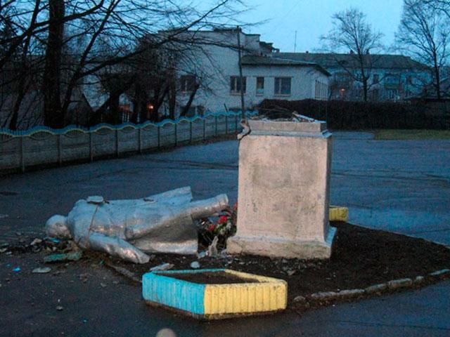 На Житомирщине веревкой повалили памятник Ленину (Фото)